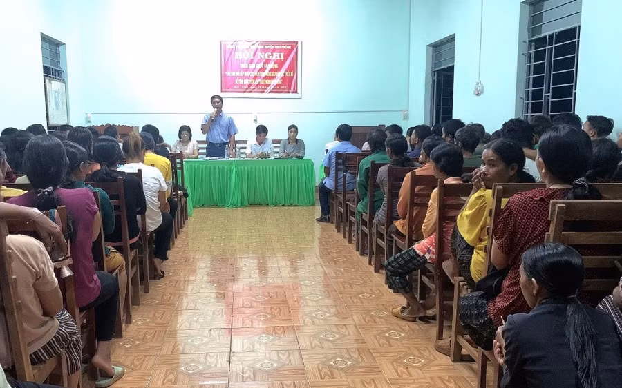 Quang cảnh hội nghị triển khai cuộc vận động với sự tham gia của đông đảo người dân. Ảnh: Siu Ble Quang cảnh hội nghị triển khai cuộc vận động với sự tham gia của đông đảo người dân. Ảnh: Siu Ble