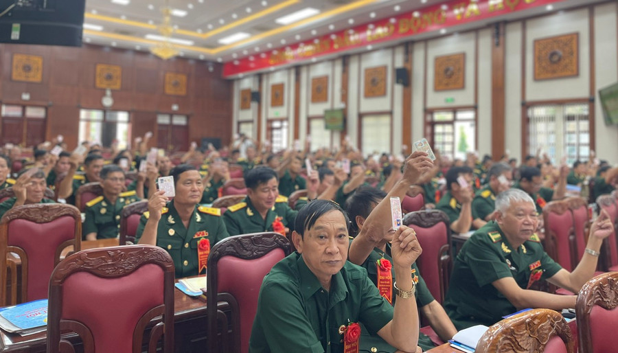 Các đại biểu biểu quyết bầu đoàn đại biểu dự Đại hội thi đua yêu nước “Cựu chiến binh gương mẫu” do Trung ương Hội Cựu chiến binh Việt Nam tổ chức. Ảnh: P.D