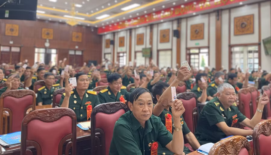 Các đại biểu biểu quyết bầu đoàn đại biểu dự Đại hội thi đua yêu nước “Cựu chiến binh gương mẫu” do Trung ương Hội Cựu chiến binh Việt Nam tổ chức. Ảnh: P.D