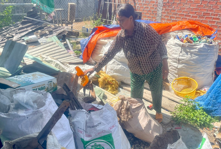 Nguồn thu nhập chính của gia đình bà Xuân là từ việc thu mua phế liệu. Ảnh: P.D Nguồn thu nhập chính của gia đình bà Xuân là từ việc thu mua phế liệu. Ảnh: P.D