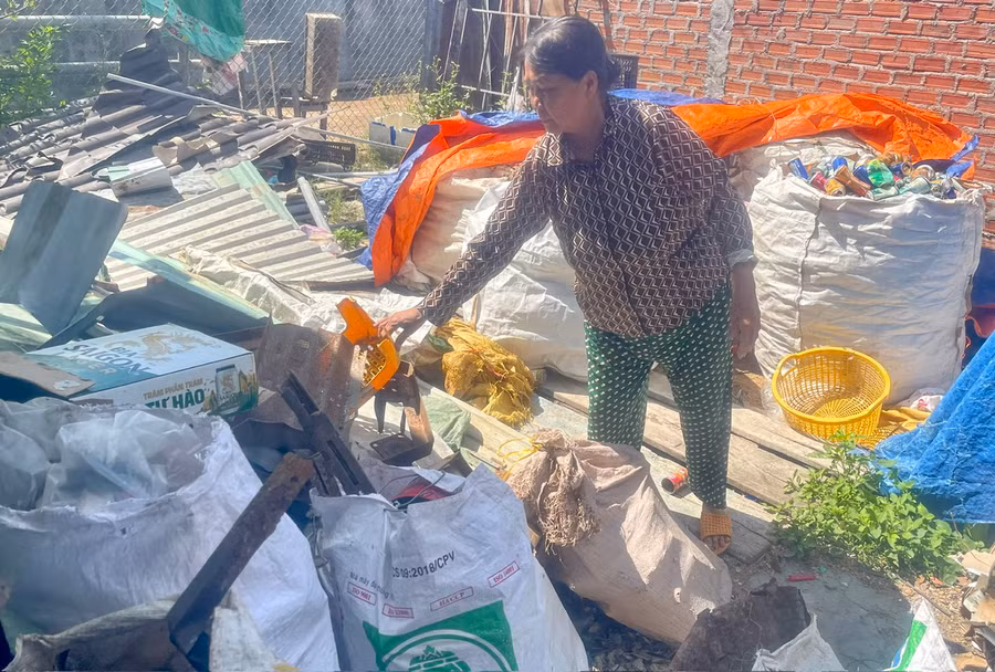 Nguồn thu nhập chính của gia đình bà Xuân là từ việc thu mua phế liệu. Ảnh: P.D