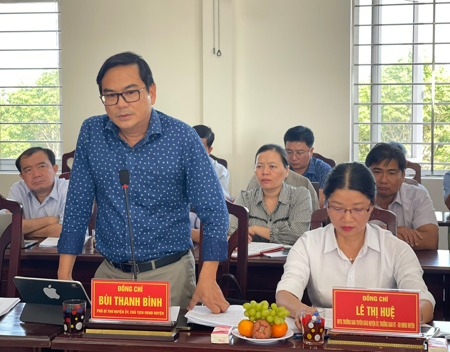 Chủ tịch UBND huyện Đak Đoa Bùi Thanh Bình thông tin đến đoàn công tác một số nội dung liên quan. Ảnh: P.D Chủ tịch UBND huyện Đak Đoa Bùi Thanh Bình thông tin đến đoàn công tác một số nội dung liên quan. Ảnh: P.D