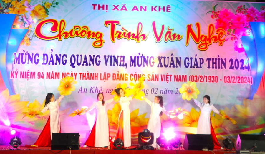 Chương trình văn nghệ mừng Đảng quang vinh, mừng Xuân Giáp Thìn do Thị xã An Khê tổ chức. Ảnh: Ngọc Minh