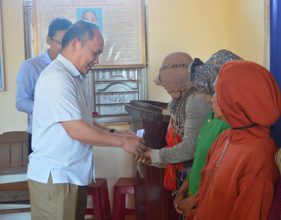 Phó Bí thư Tỉnh ủy Rah Lan Chung tặng quà cho 11 hộ nghèo trong làng. Ảnh: Anh Huy Phó Bí thư Tỉnh ủy Rah Lan Chung tặng quà cho 11 hộ nghèo trong làng. Ảnh: Anh Huy