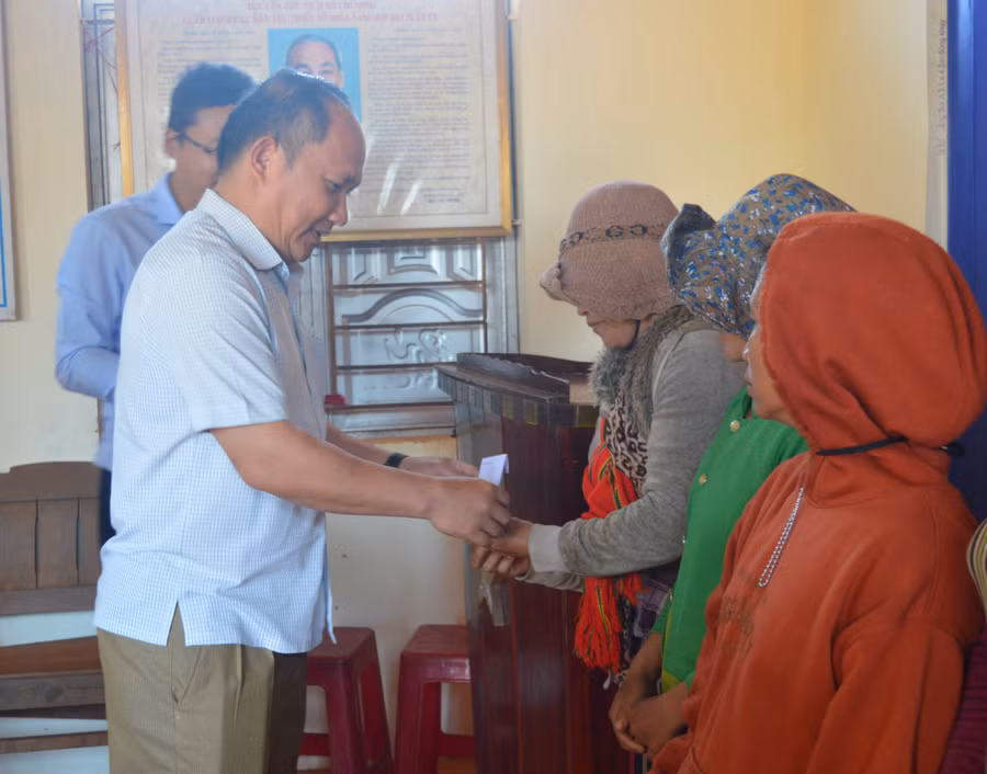 Phó Bí thư Tỉnh ủy Rah Lan Chung tặng quà cho 11 hộ nghèo trong làng. Ảnh: Anh Huy Phó Bí thư Tỉnh ủy Rah Lan Chung tặng quà cho 11 hộ nghèo trong làng. Ảnh: Anh Huy