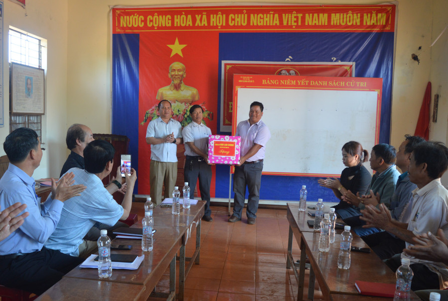 Phó Bí thư Tỉnh ủy Rah Lan Chung tặng quà cho Chi bộ làng Sur A. Ảnh: Anh Huy Phó Bí thư Tỉnh ủy Rah Lan Chung tặng quà cho Chi bộ làng Sur A. Ảnh: Anh Huy