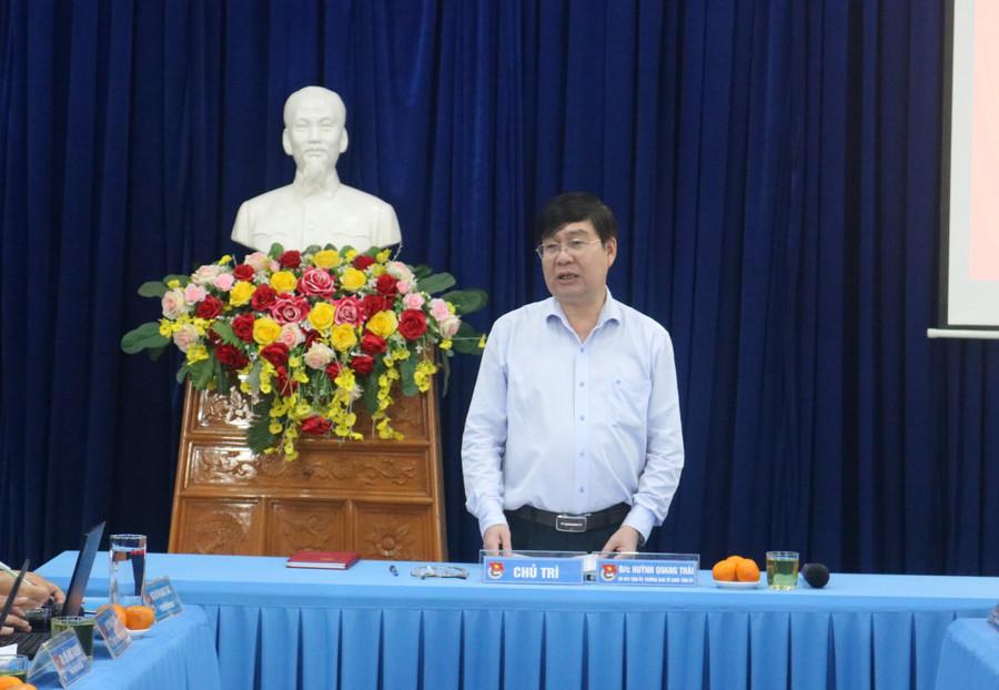 Trưởng ban Tổ chức Tỉnh ủy Huỳnh Quang Thái, Tổ phó Tổ giúp việc Ban Thường vụ Tỉnh ủy chủ trì buổi làm việc. Ảnh: P.D Trưởng ban Tổ chức Tỉnh ủy Huỳnh Quang Thái, Tổ phó Tổ giúp việc Ban Thường vụ Tỉnh ủy chủ trì buổi làm việc. Ảnh: P.D