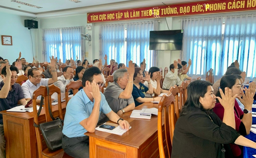 Các đại biểu biểu quyết thông qua nghị quyết hội nghị. Ảnh: P.D Các đại biểu biểu quyết thông qua nghị quyết hội nghị. Ảnh: P.D