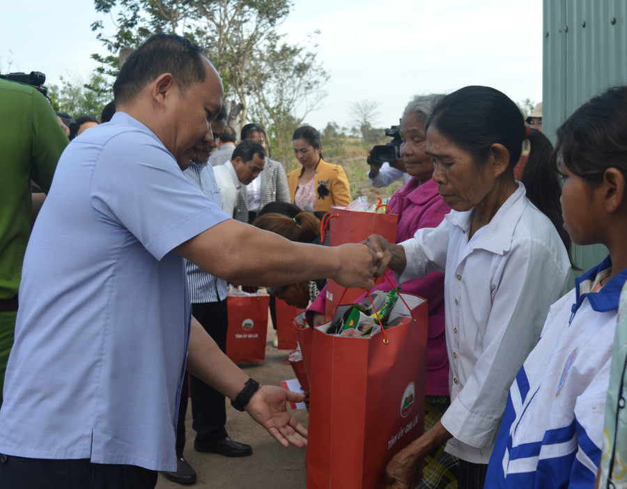 Phó Bí thư Tỉnh ủy Rah Lan Chung tặng quà người dân khu dân cư Suối cạn. Ảnh: Anh Huy Phó Bí thư Tỉnh ủy Rah Lan Chung tặng quà người dân khu dân cư Suối cạn. Ảnh: Anh Huy