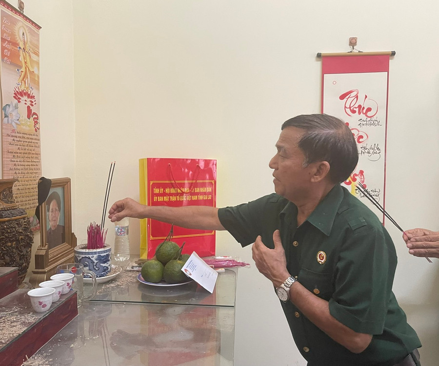 Chủ tịch Hội CCB tỉnh Nay Hứ thắp nhang tưởng nhớ, tri ân bà Lã Thị Châu. Ảnh: P.D