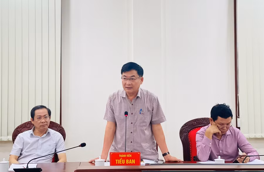 Đồng chí Huỳnh Kiên-Tổng Biên tập Báo Gia Lai, thành viên Tiểu ban Tuyên truyền và Phục vụ Đại hội đại biểu Đảng bộ tỉnh lần thứ XVII tham gia ý kiến. Ảnh: P.D