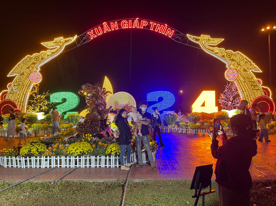 Quảng trường thị xã Ayun Pa là địa điểm check-in lý tưởng của người dân thị xã trong đêm Giao thừa. Ảnh: Vũ Chi