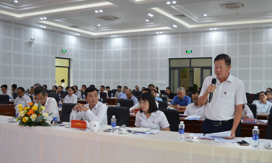 Các đồng chí trong Đảng ủy công ty tích cực tham gia phát biểu. Ảnh: P.D