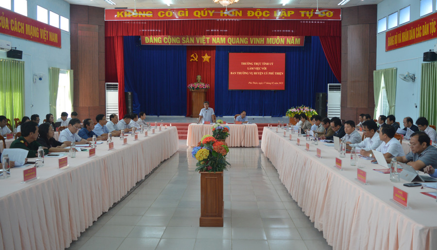 Quang cảnh buổi làm việc tại Hội trường 30-3. Ảnh: Anh Huy Quang cảnh buổi làm việc tại Hội trường 30-3. Ảnh: Anh Huy