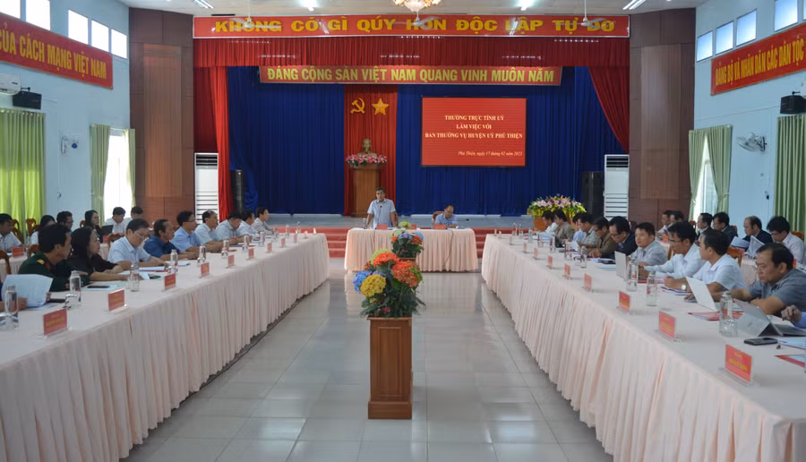 Quang cảnh buổi làm việc tại Hội trường 30-3. Ảnh: Anh Huy