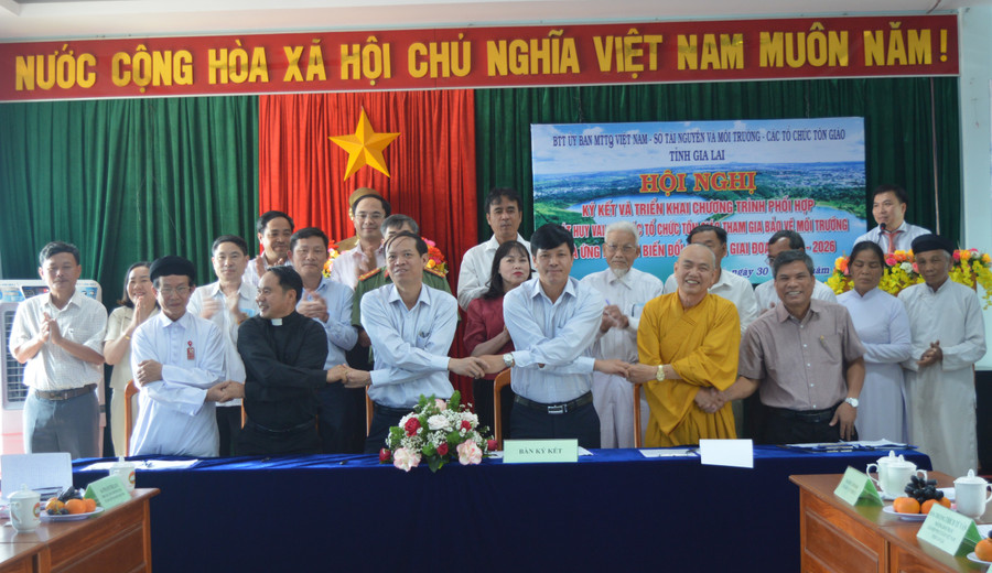 Đại diện Ủy ban MTTQ Việt Nam tỉnh, Sở Tài nguyên và Môi trường, các tổ chức tôn giáo trên địa bàn tỉnh ký kết chương trình phối hợp. Ảnh: Anh Huy Đại diện Ủy ban MTTQ Việt Nam tỉnh, Sở Tài nguyên và Môi trường, các tổ chức tôn giáo trên địa bàn tỉnh ký kết chương trình phối hợp. Ảnh: Anh Huy