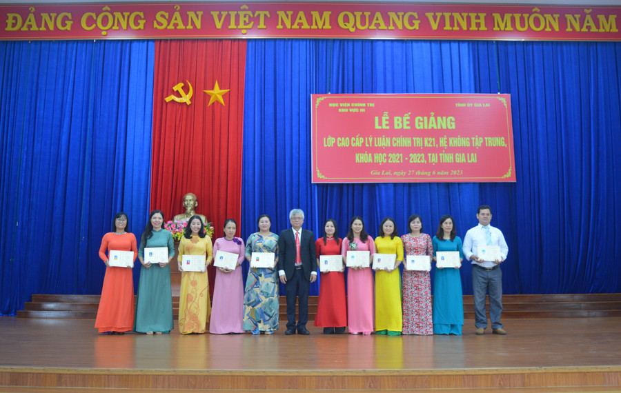 PGS.TS Lê Văn Đính (thứ 6 từ trái qua) trao bằng tốt nghiệp cho các học viên. Ảnh: Anh Huy PGS.TS Lê Văn Đính (thứ 6 từ trái qua) trao bằng tốt nghiệp cho các học viên. Ảnh: Anh Huy