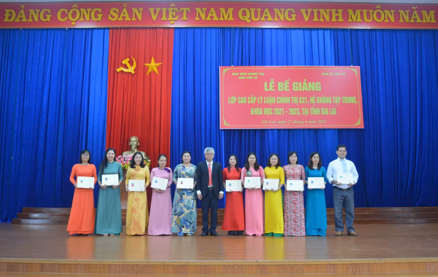 PGS.TS Lê Văn Đính (thứ 6 từ trái qua) trao bằng tốt nghiệp cho các học viên. Ảnh: Anh Huy