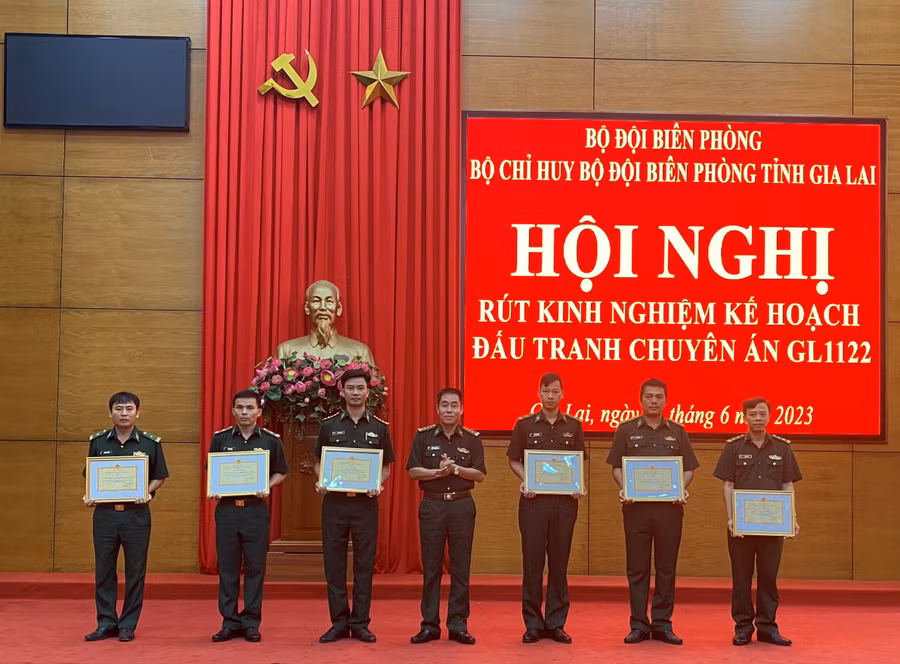 Đại tá Trần Thanh Bình-Phó Chỉ huy trưởng Bộ đội Biên phòng tỉnh (thứ 4 từ trái qua) tặng giấy khen cho các tập thể, cá nhân. Ảnh: Kiên Quyết