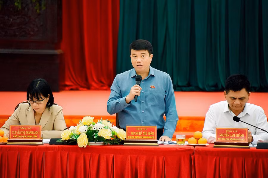 Đồng chí Y Thanh Hà Niê Kđăm-Ủy viên Ban Chấp hành Trung ương Đảng, Ủy viên Ủy ban Thường vụ Quốc hội, Chủ tịch Hội đồng Dân tộc Quốc hội phát biểu tại buổi làm việc. Ảnh: Đức Thụy