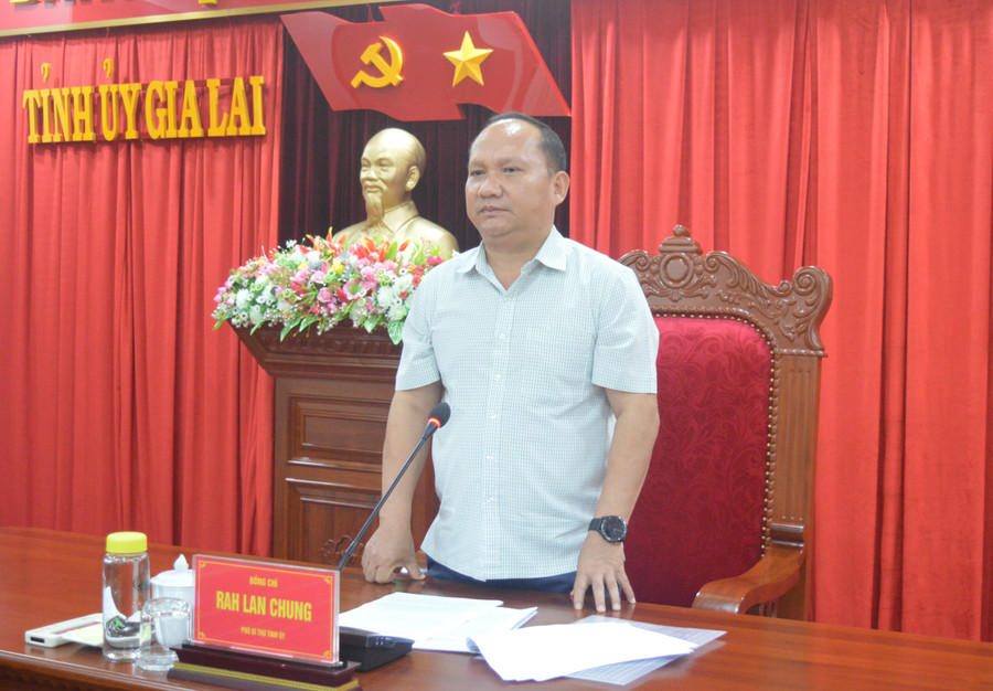 Phó Bí thư Tỉnh ủy Rah Lan Chung phát biểu tại hội nghị. Ảnh: Anh Huy