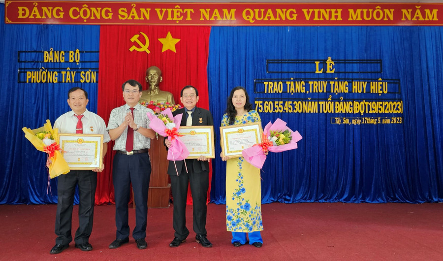 Bí thư Thành ủy Trịnh Duy Thuân (thứ 2 từ trái qua) trao Huy hiệu Đảng và tặng hoa chúc mừng các đảng viên. Ảnh: Anh Huy Bí thư Thành ủy Trịnh Duy Thuân (thứ 2 từ trái qua) trao Huy hiệu Đảng và tặng hoa chúc mừng các đảng viên. Ảnh: Anh Huy