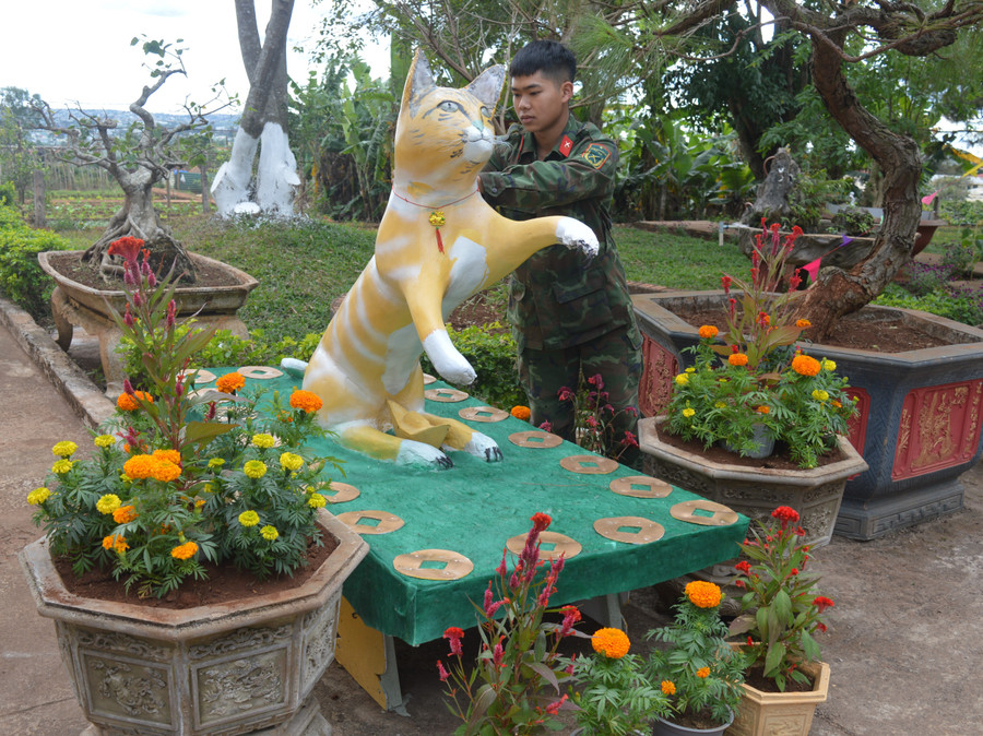 Binh nhất Bùi Văn Tuệ-Đại đội Thông tin đang trang trí linh vật của đơn vị. Ảnh: Anh Huy