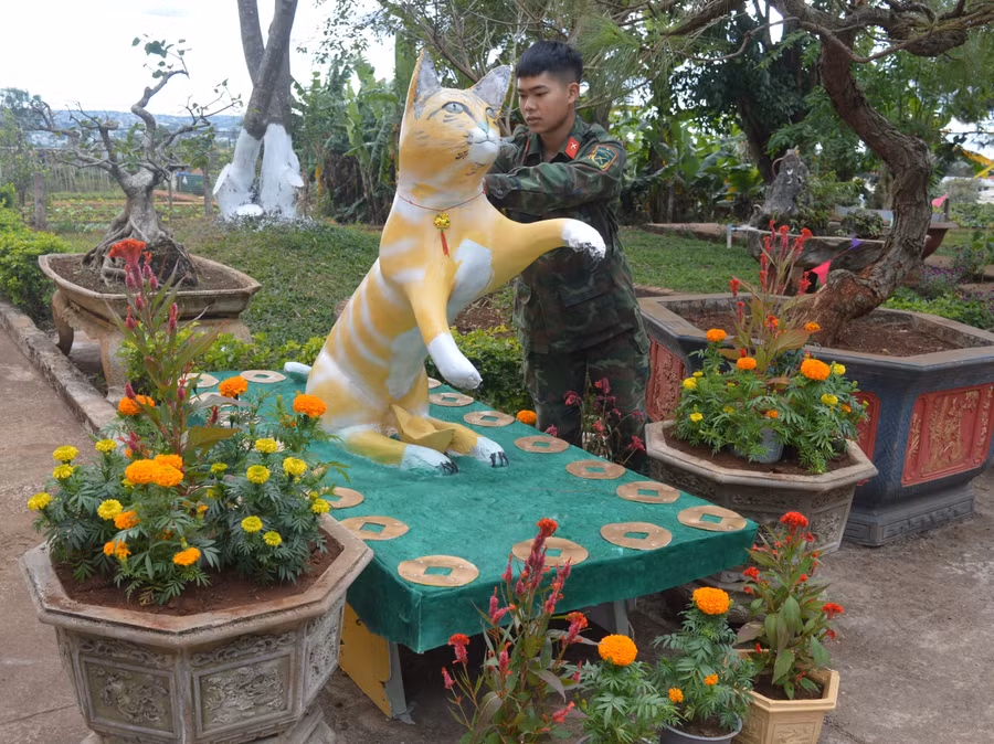 Binh nhất Bùi Văn Tuệ-Đại đội Thông tin đang trang trí linh vật của đơn vị. Ảnh: Anh Huy