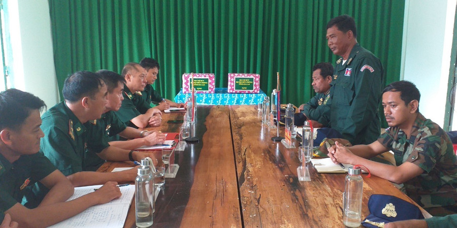 Thiếu tướng Mao Xanh-Phó Giám đốc Công an tỉnh Ratanakiri trao đổi thông tin tại buổi gặp gỡ. Ảnh: Kiên Quyết Thiếu tướng Mao Xanh-Phó Giám đốc Công an tỉnh Ratanakiri trao đổi thông tin tại buổi gặp gỡ. Ảnh: Kiên Quyết