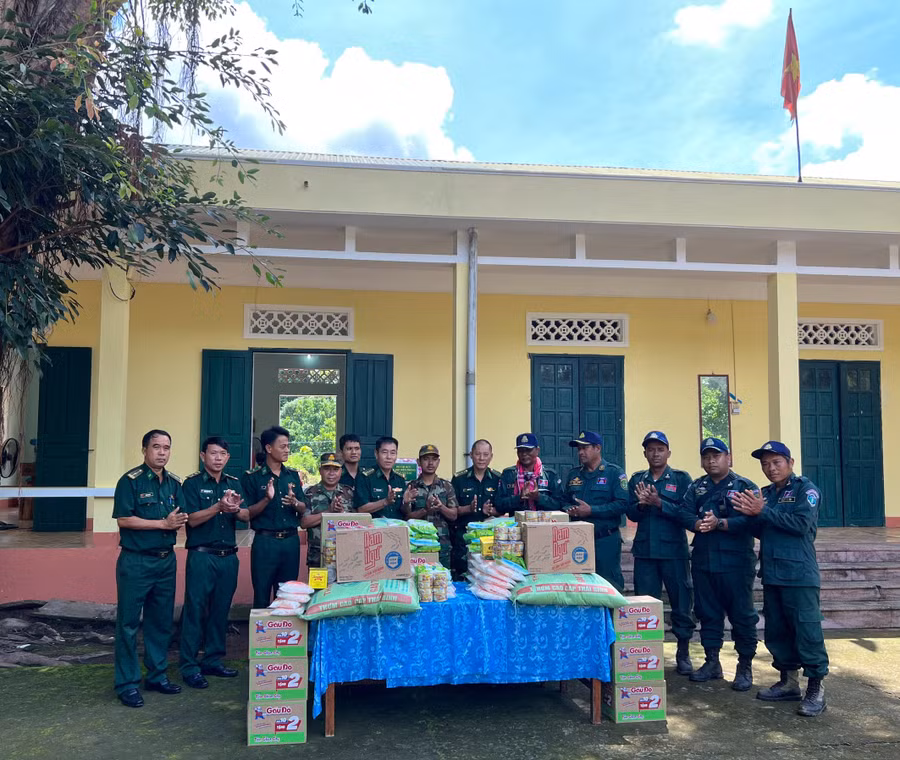 Đoàn công tác của Bộ Chỉ huy Bộ đội Biên phòng tỉnh Gia Lai tặng quà lực lượng bảo vệ biên giới tỉnh Ratanakiri (Vương quốc Campuchia). Ảnh: Kiên Quyết Đoàn công tác của Bộ Chỉ huy Bộ đội Biên phòng tỉnh Gia Lai tặng quà lực lượng bảo vệ biên giới tỉnh Ratanakiri (Vương quốc Campuchia). Ảnh: Kiên Quyết