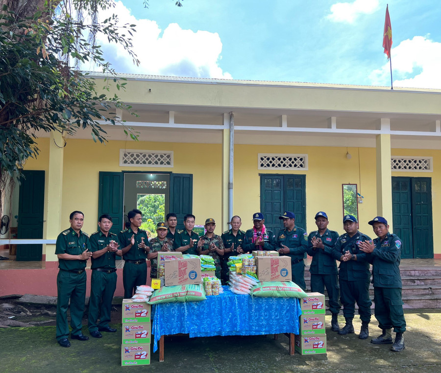 Đoàn công tác của Bộ Chỉ huy Bộ đội Biên phòng tỉnh Gia Lai tặng quà lực lượng bảo vệ biên giới tỉnh Ratanakiri (Vương quốc Campuchia). Ảnh: Kiên Quyết Đoàn công tác của Bộ Chỉ huy Bộ đội Biên phòng tỉnh Gia Lai tặng quà lực lượng bảo vệ biên giới tỉnh Ratanakiri (Vương quốc Campuchia). Ảnh: Kiên Quyết