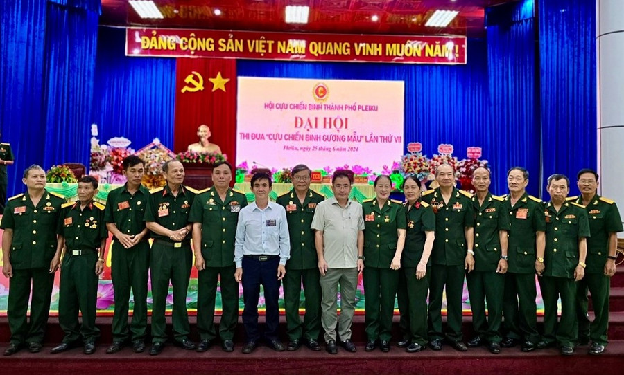 Đại diện lãnh đạo Hội Cựu chiến binh tỉnh và lãnh đạo thành phố Pleiku chụp hình lưu niệm với đoàn đại biểu Hội Cựu chiến binh thành phố dự Đại hội thi đua &quot;Cựu chiến binh gương mẫu&quot; cấp tỉnh. Ảnh: P.D