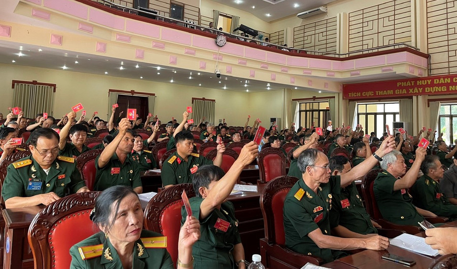 Các đại biểu biểu quyết thông qua các chỉ tiêu nhiệm vụ trong nhiệm kỳ mới. Ảnh: Anh Huy