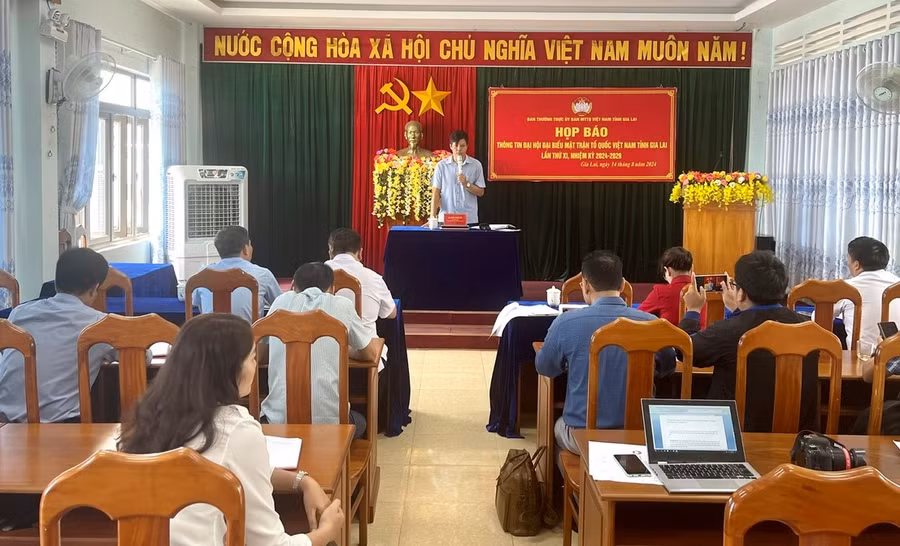 Phó Chủ tịch Ủy ban MTTQ Việt Nam tỉnh Đinh Ngọc Hải trao đổi, giải đáp các vấn đề tại buổi họp báo. Ảnh: P.D