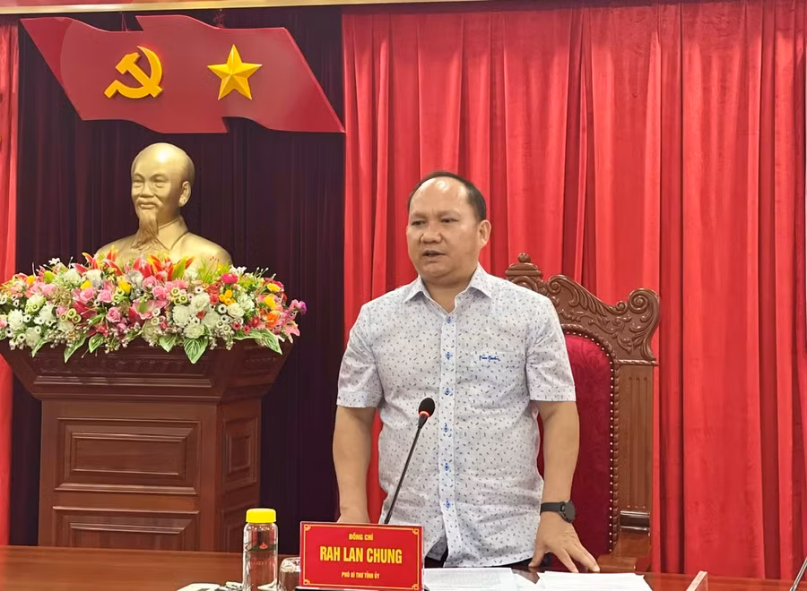 Phó Bí thư Tỉnh ủy Rah Lan Chung chủ trì hội nghị giao ban khối Mặt trận tổ quốc và các tổ chức chính trị-xã hội tỉnh quý II. Ảnh: P.D