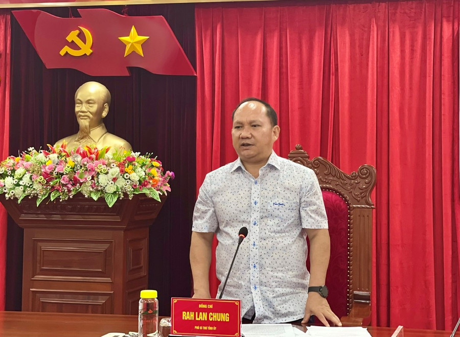 Phó Bí thư Tỉnh ủy Rah Lan Chung chủ trì hội nghị giao ban khối Mặt trận tổ quốc và các tổ chức chính trị-xã hội tỉnh quý II. Ảnh: P.D Phó Bí thư Tỉnh ủy Rah Lan Chung chủ trì hội nghị giao ban khối Mặt trận tổ quốc và các tổ chức chính trị-xã hội tỉnh quý II. Ảnh: P.D