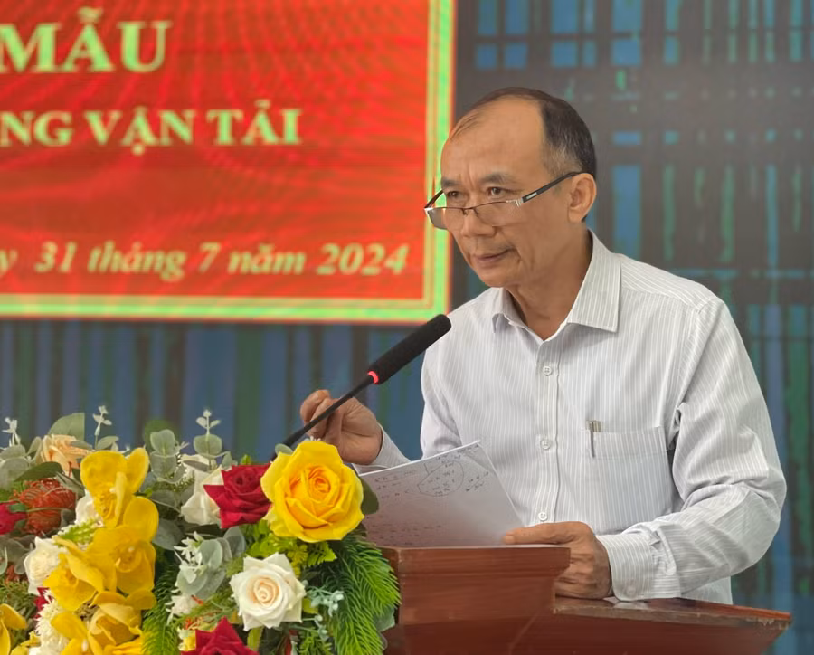 Bí thư Đảng ủy Khối các Cơ quan và Doanh nghiệp tỉnh Huỳnh Minh Thuận phát biểu tại buổi sinh hoạt. Ảnh: P.D