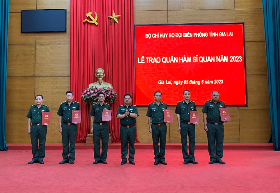 Thượng tá Rơ Mah Tuân-Chính ủy Bộ Chỉ huy Bộ đội Biên phòng tỉnh (thứ 4 từ trái qua) trao quyết định thăng quân hàm Trung tá cho các đồng chí. Ảnh: Kiên Quyết