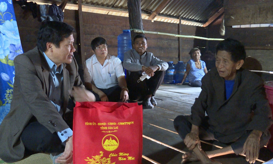 Tại các nơi đến thăm, Phó Chủ tịch Thường trực HĐND tỉnh Trương Văn Đạt (bên trái) đều ân cần thăm hỏi tình hình sức khỏe và đời sống các gia đình. Ảnh: A.L