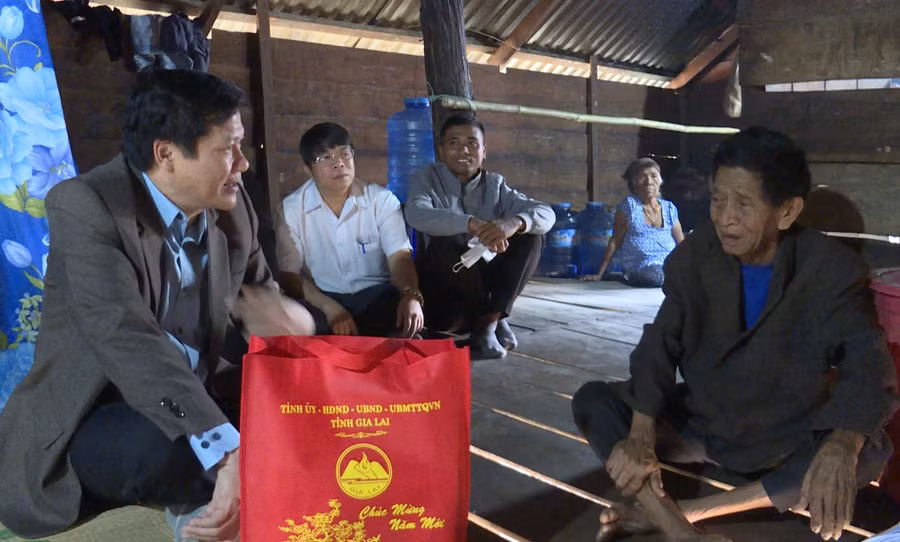 Tại các nơi đến thăm, Phó Chủ tịch Thường trực HĐND tỉnh Trương Văn Đạt (bên trái) đều ân cần thăm hỏi tình hình sức khỏe và đời sống các gia đình. Ảnh: A.L