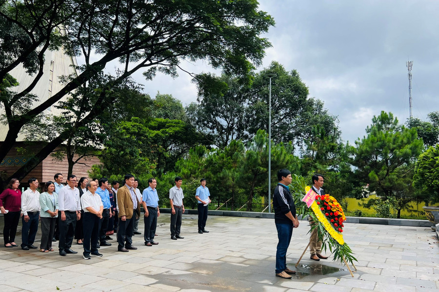 Các đại biểu và đảng viên 2 chi bộ dâng hoa tại Nhà bia tưởng niệm Liệt sĩ xã Gào. Ảnh: Anh Huy Các đại biểu và đảng viên 2 chi bộ dâng hoa tại Nhà bia tưởng niệm Liệt sĩ xã Gào. Ảnh: Anh Huy