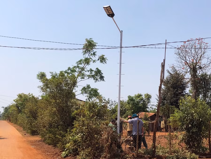 Hệ thống đèn điện chiếu sáng được lắp đặt tại làng Biă Bre. Ảnh: Anh Huy