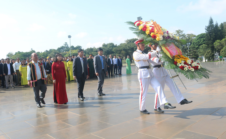 Các đại biểu dâng hoa trước tượng đài Bác Hồ với các dân tộc Tây Nguyên tại Quảng trường Đại Đoàn kết. Ảnh: P.D Các đại biểu dâng hoa trước tượng đài Bác Hồ với các dân tộc Tây Nguyên tại Quảng trường Đại Đoàn kết. Ảnh: P.D
