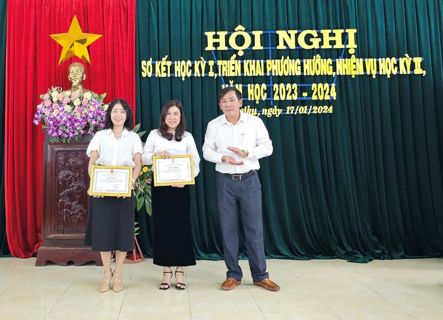 Lãnh đạo Phòng Giáo dục-Đào tạo TP. Pleiku trao giấy khen của Giám đốc Sở Giáo dục và Đào tạo cho tập thể, cá nhân có thành tích trong Phong trào “Xây dựng trường học xanh- sạch - đẹp- an toàn” năm học 2022-2023. Ảnh: Anh Huy Lãnh đạo Phòng Giáo dục-Đào tạo TP. Pleiku trao giấy khen của Giám đốc Sở Giáo dục và Đào tạo cho tập thể, cá nhân có thành tích trong Phong trào “Xây dựng trường học xanh- sạch - đẹp- an toàn” năm học 2022-2023. Ảnh: Anh Huy