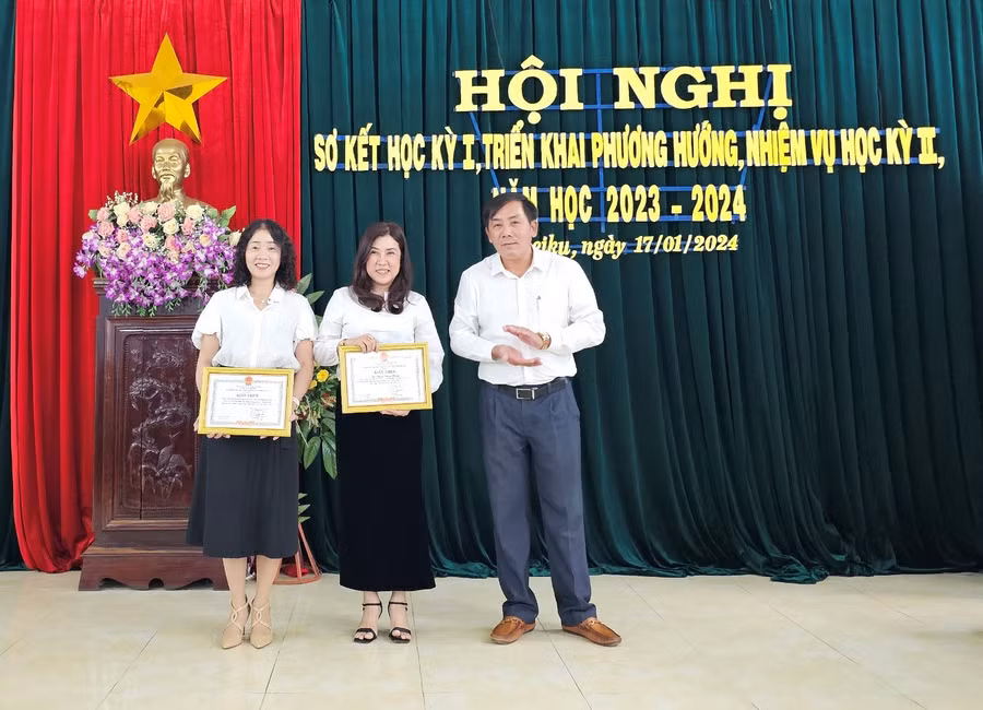 Lãnh đạo Phòng Giáo dục-Đào tạo TP. Pleiku trao giấy khen của Giám đốc Sở Giáo dục và Đào tạo cho tập thể, cá nhân có thành tích trong Phong trào “Xây dựng trường học xanh- sạch - đẹp- an toàn” năm học 2022-2023. Ảnh: Anh Huy