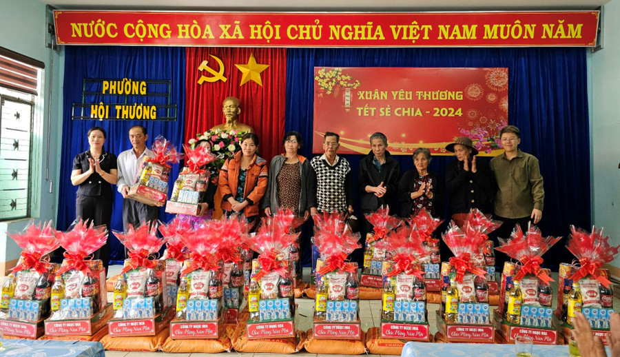 Hàng ngàn suất quà được trao tận tay hộ nghèo trong dịp Tết Giáp Thìn. Ảnh: P.D Hàng ngàn suất quà được trao tận tay hộ nghèo trong dịp Tết Giáp Thìn. Ảnh: P.D