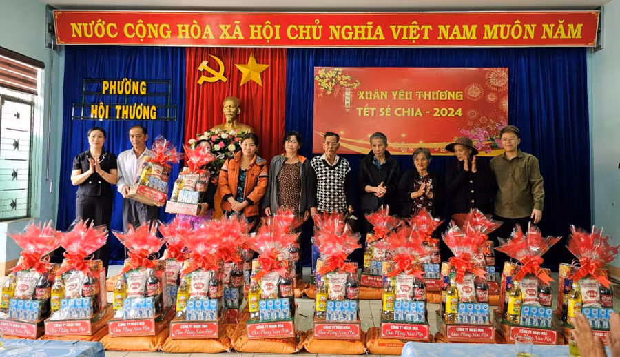 Hàng ngàn suất quà được trao tận tay hộ nghèo trong dịp Tết Giáp Thìn. Ảnh: P.D