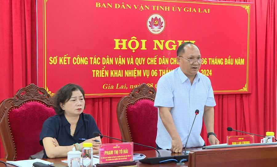 Đồng chí Rah Lan Chung-Phó Bí thư Tỉnh ủy, Trưởng ban Chỉ đạo thực hiện Quy chế dân chủ ở cơ sở của tỉnh phát biểu tại hội nghị. Ảnh: P.D