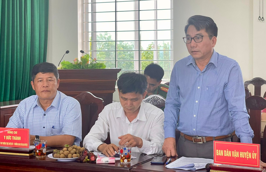 Phó Chủ tịch UBND huyện Đak Đoa Nguyễn Tiến Dũng tham gia ý kiến tại buổi làm việc với đoàn kiểm tra. Ảnh: P.D