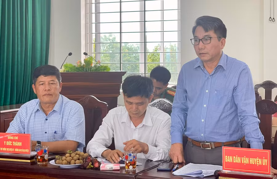 Phó Chủ tịch UBND huyện Đak Đoa Nguyễn Tiến Dũng tham gia ý kiến tại buổi làm việc với đoàn kiểm tra. Ảnh: P.D